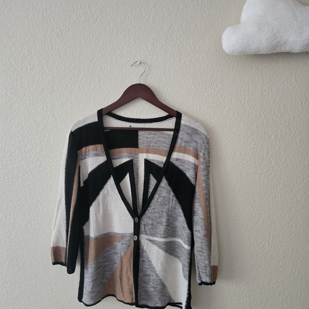 Vintage knit cardigan with an abstract geometric pattern in neutral tones.
Light